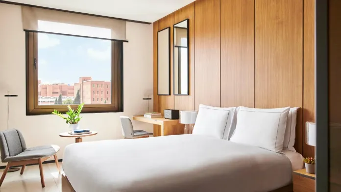 1 King Bed — Trip.com listing photograph