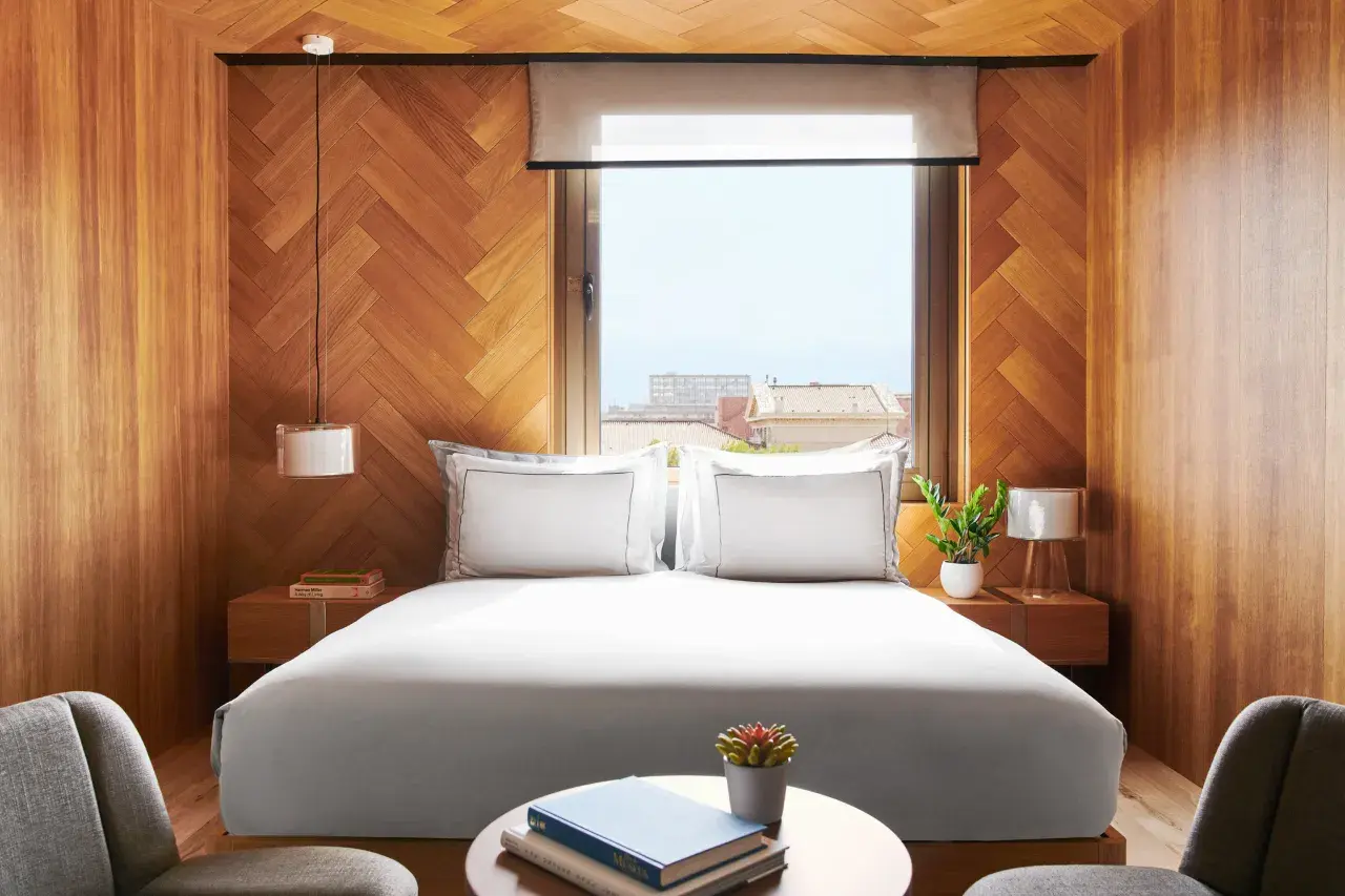 1 King Bed Deluxe — Trip.com listing photograph